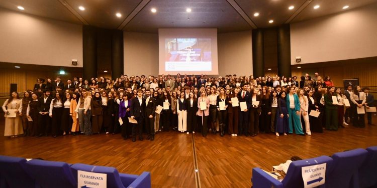 Cerimonia annuale dell’Ordine dei Medici, il presidente Giustetto ai giovani iscritti: “Nell’epoca del dominio della tecnologia e dell’intelligenza artificiale, il contatto fisico resta centrale”