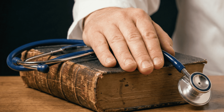 I medici curano: nell’esercizio della loro professione non giudicano. Dal giuramento professionale: “Giuro di esercitare la medicina in autonomia, contrastando ogni condizionamento”